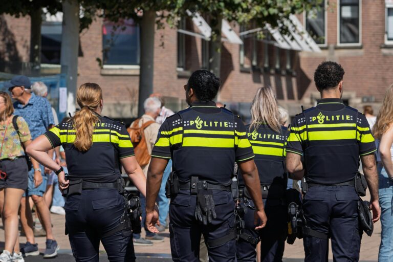Badkamerwinkel in Hilversum gesloten na inval arrestatieteam in groot drugsonderzoek